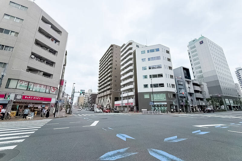 今回ご紹介するマンションは、「清澄白河」駅の真上にあたるこちらの交差点に面しています。ほら、もう目の前に……！