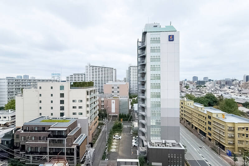 目の前にはホテルがありますが、建物同士は少し距離が離れています。方向によっては、景色が抜ける場所も。