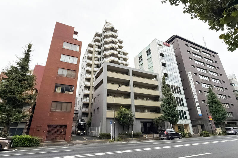 1997年竣工の新耐震基準適合マンション。地下1階地上13階建て、総戸数は44戸です。