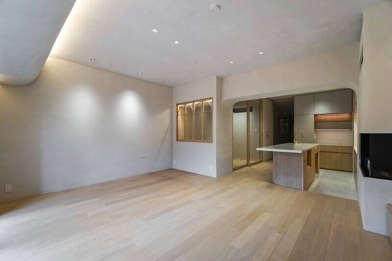 続いてキッチンエリアと、室内窓のある洋室を見ていきましょう。なお、将来的に部屋数が必要になった場合は、写真左側のスペースに壁を建てて洋室として独立させることも可能ですよ。