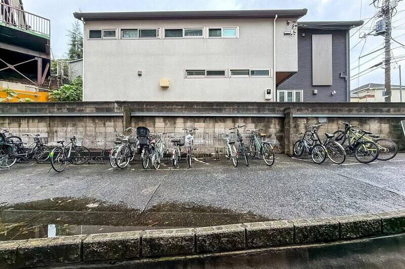 バルコニー正面ビュー。駐輪場とやや距離が保たれている印象です。