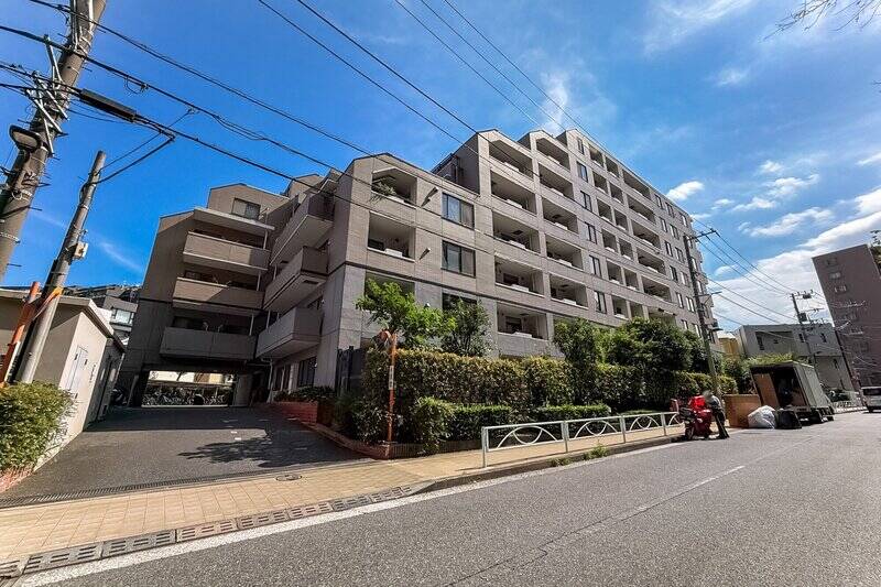 ツートンカラーの8階建てのマンションが見えてきました。先ほどご紹介した地下道を使うのが便利ですが、地上からなら「三田丘の上公園」（徒歩1分）を通り抜けて向かうルートもありますよ。<p><br></p><p>◼︎ 竣工：2000年</p><p>◼︎ 総戸数：72戸</p>