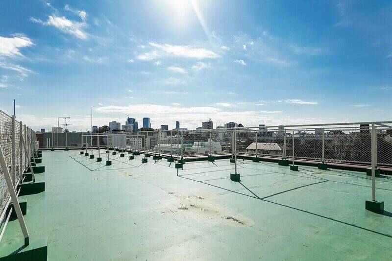 住人だけが利用できる共用物干し場。それにしても気持ちのいい見晴らし！