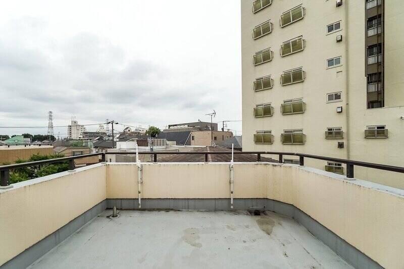 ハート型をしたルーフテラスの、こちらは南側の眺めです。右手に背の高いマンションが建っていますが、それ以外には視界を遮るようなものはなく、大きな空を眺めることができますよ。