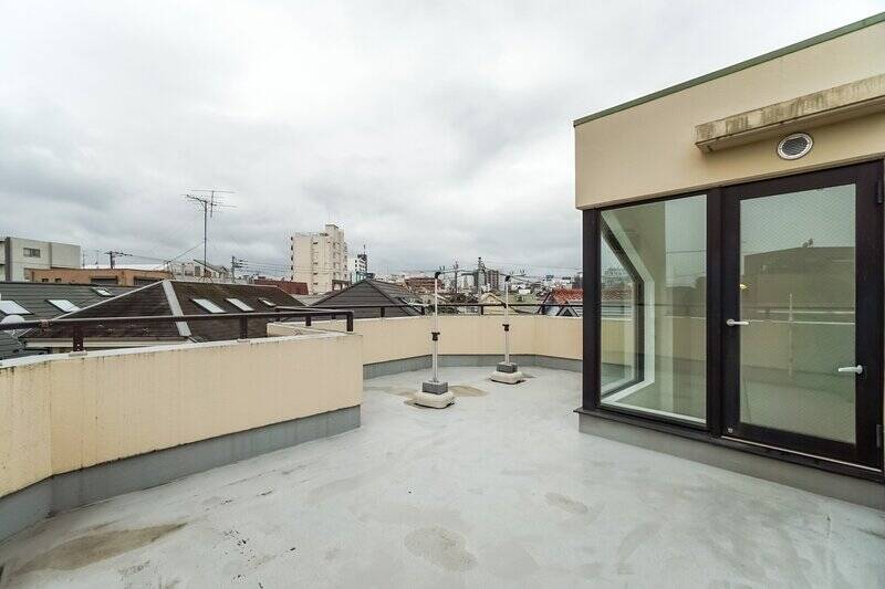 今度は西側を眺めてパシャリ。ほとんどの住戸よりこちらの方が背が高いので、視線を気にせず伸び伸びと過ごせそう。特に車の音なども気になりませんでした。