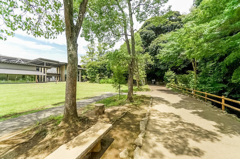 近隣住民憩いの場「田園調布せせらぎ公園」。公園内にある「田園調布せせらぎ館」は国立競技場の設計にも携わった建築家「隈研吾」氏による設計です。（徒歩7分）