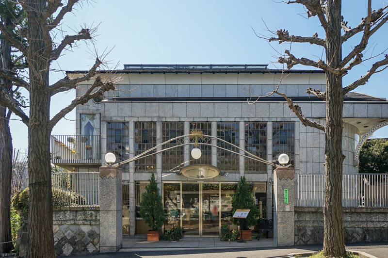 堂々たる佇まいのケーキ屋さん「Lepi Dor （レピドール）田園調布」。2階には、レトロな雰囲気が漂う喫茶室も併設されています。昔ながらの喫茶店が好きなら、ぜひ立ち寄りたい一軒です。（徒歩9分）