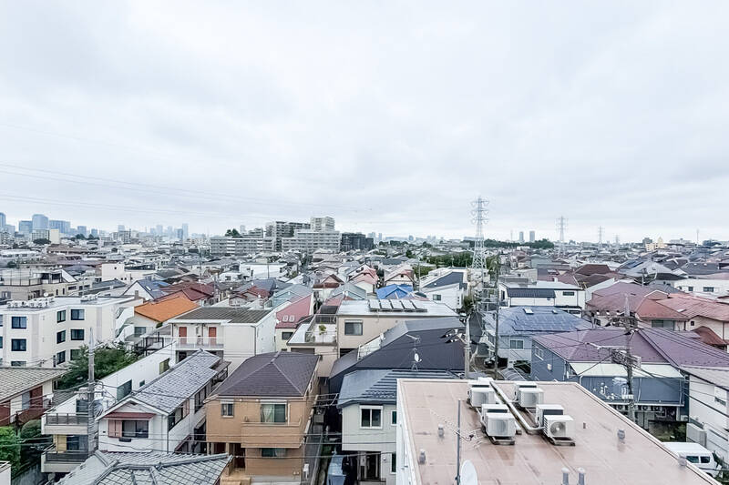 こちらは東側の眺望。住戸は最上階である6階に位置するため、周辺の建物より視線が高く、視界を遮られずに開放的な眺めが広がります。取材時はあいにくの曇り空でしたが、天気のいい日には爽快な景色を望めそうです。