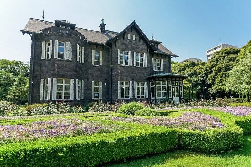 今回ご紹介する物件は、大正ロマン漂う洋館や風情ある日本庭園を一度に楽しめる「旧古河庭園」のお隣にあるマンションの一室。バルコニーからは「旧古河庭園」の豊かな緑を望むことができますよ♪