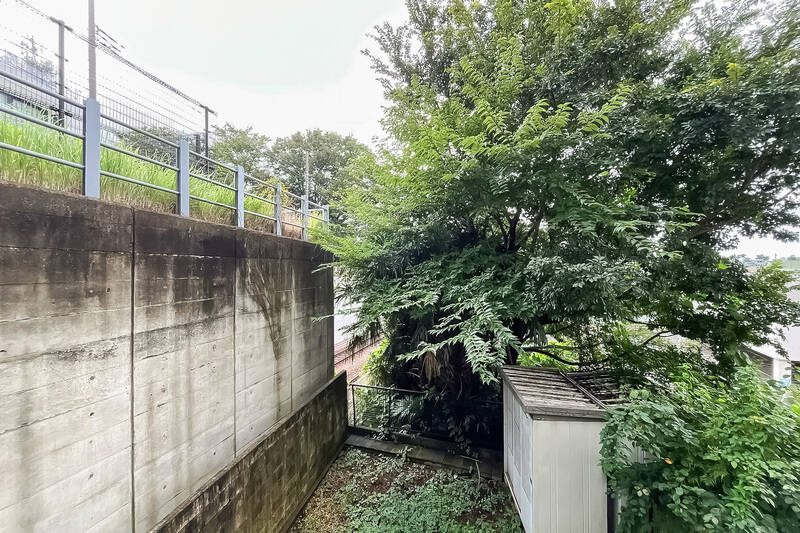 大きな植栽が目の前に広がるグリーンビュー。その奥には、東急田園都市線の線路が見えます。物件横はトンネルになっているため、電車が真横を通るわけではありませんが、見え方や音の聞こえ方は現地でチェックしたいポイントです。