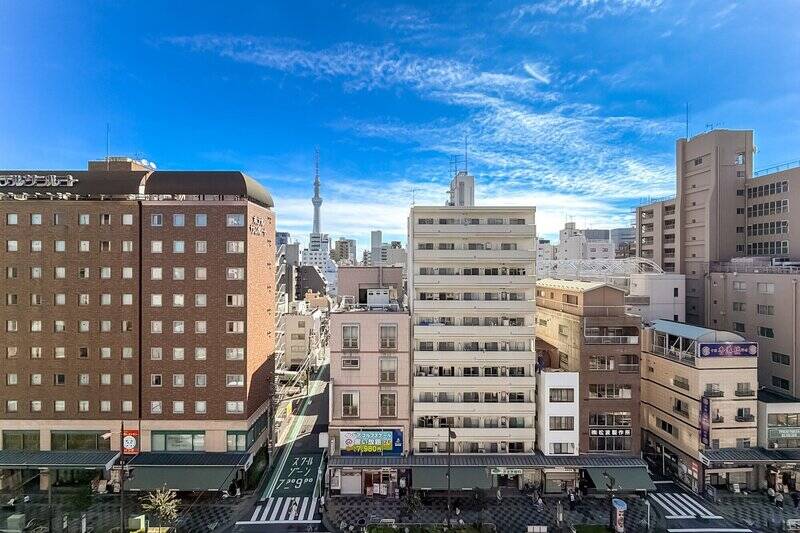 建物の間から、スカイツリーが正面に♡ 眼下は大通りのため、向かい側の建物とは一定の距離があります。ただ人や車の往来も多いため、それなりに音は聞こえそうです。内見時にお確かめくださいね。