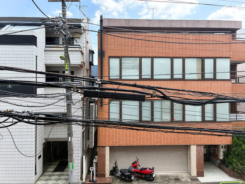 正面には建物があるものの、弦巻通りを挟んでいるので圧迫感は抑えられています。車の走行音の感じ方は、現地でご確認を。