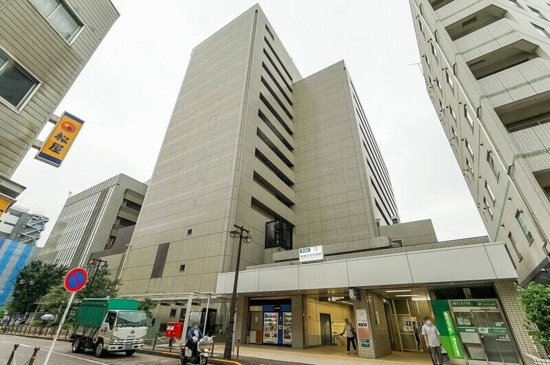 ご紹介する物件は板橋区に所在し、都営三田線と東武東上線の<b>2路線</b>を使い分けられる立地です。最寄りの「板橋区役所前」駅には「板橋区役所」が直結していて、手続きなどの際にも何かと便利♪&nbsp;<div><p><br></p><p>◼︎ 都営三田線「板橋区役所前」駅（徒歩9分）</p><p>◼︎ アクセス：「大手町」駅まで乗車約18分</p></div>
