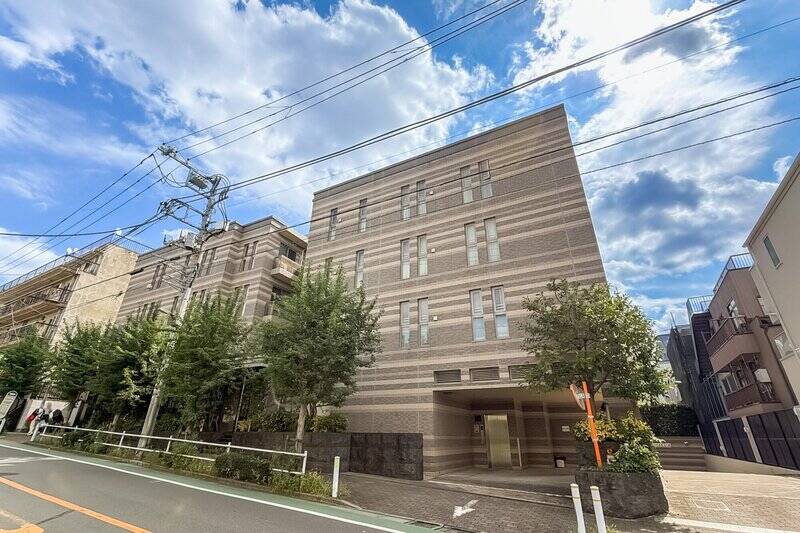 地上8階建て、総戸数58戸のマンション。ペットは<b>1住戸につき2匹まで飼育可能</b>ですよ！（細則あり）