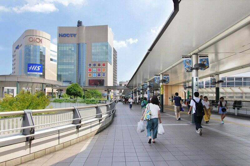 物件最寄りの「溝の口」駅には東急田園都市線・大井町線が、そしてペデストリアンデッキで結ばれている「武蔵溝ノ口」駅にはJR南武線が乗り入れています。渋谷、武蔵小杉や川崎、自由が丘まで電車一本でアクセス可能です！ 駅前には、商業施設「マルイファミリー 溝口」と「ノクティプラザ」があり、お買物はお任せですよ◎（徒歩15分）