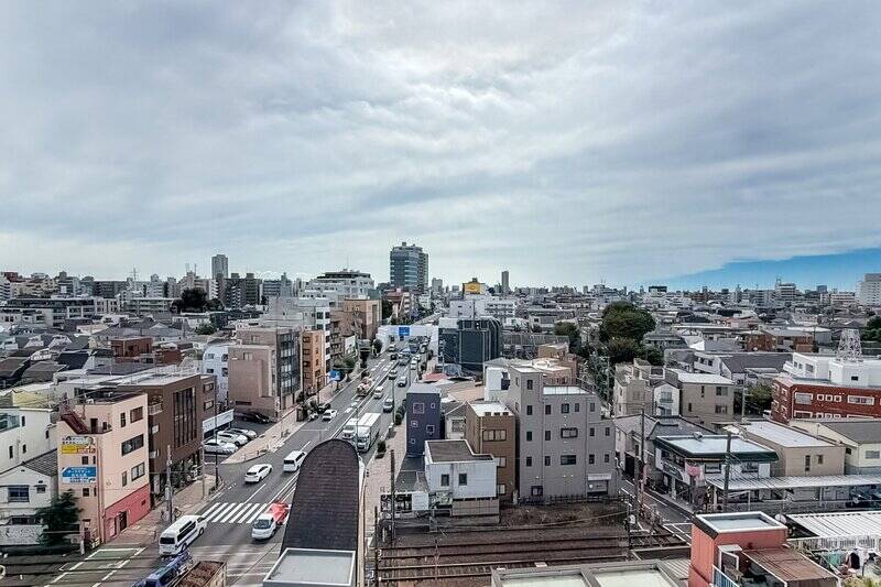 周辺は低層の建物が多いので、広く空を仰げる景色が広がっています。 これなら室内にも温かな日差しがたっぷりと入ってきますね。