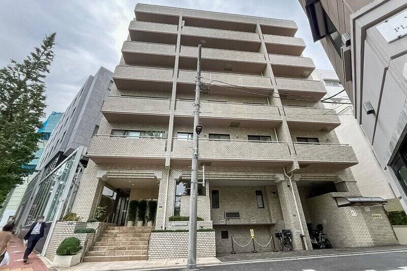 東京メトロ南北線・都営三田線「白金台」駅から徒歩7分。プラチナ通り沿いに佇む、1978年竣工のマンションです。JR山手線・東急目黒線も利用できる「目黒」駅へも徒歩15分でアクセスできるうえ、目の前にあるバス停「東大医科研病院西門」からは、「新橋」駅や「千駄ヶ谷」駅方面へ向かうバスが発着しています。その日の予定や行き先に合わせて移動手段を選べるのはうれしいポイントですね。