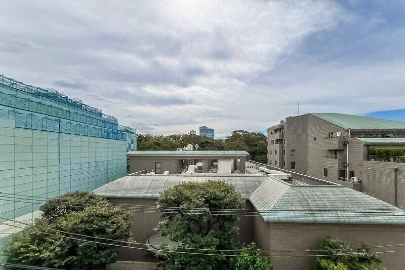 正面にあるのは「松岡美術館」。その奥には「国立科学博物館附属 自然教育園」の緑が広がり、さらに先までスッと視線が抜けていきます。
