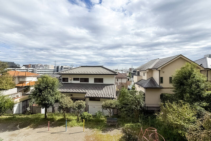 周辺に高い建物はないので、広い空を仰げそうです。お隣の「宮崎富士見ヶ岡公園」でお子さまが遊んでいる様子を、バルコニーから伺うこともできます。
