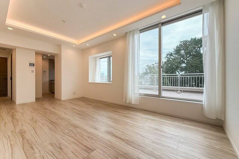 北東側に設けられたふたつの窓から、室内に優しく光が差し込みます。リビングダイニング（LD）は長方形で、家具の配置がしやすそうです。<p><br></p><p>■ 設備：天井カセット型エアコン</p>