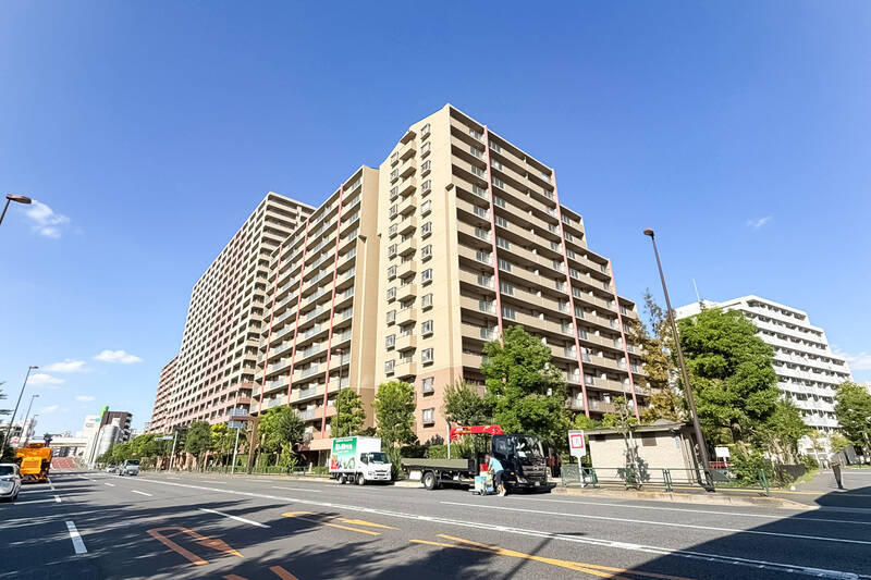 都営新宿線「大島」駅から徒歩3分。全3棟・総戸数644戸のビッグコミュニティマンションです。1997年竣工の新耐震基準の建物で、比較的新しい点もうれしいポイント。2023年には大規模修繕工事が完了しています。