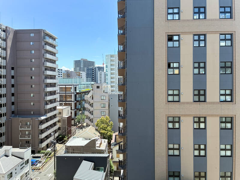 正面にはマンションが建っていますが、道路を挟んで少し距離があるため、そこまで視線を気にする必要はなさそうです。