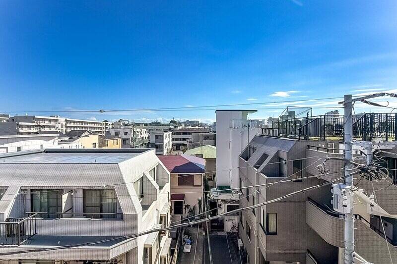 正面には建物が並んでいますが、視界を遮るようなものはなく、遠くまで視線が抜けていく気持ちのいい眺望です。