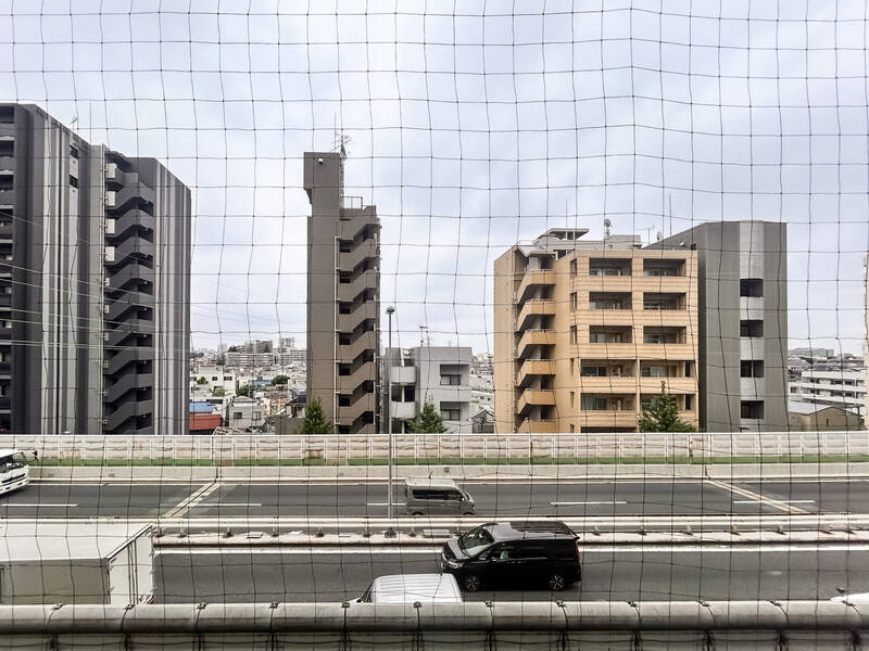 目の前には首都高速道路。これだけ近いと車の走行音が気になるところですが、<b>二重サッシ</b>を採用しているので、音は軽減されています。実際の音の感じ方は現地でご確認いただきたいポイントです。