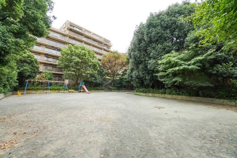 ジャジャン。こちらはマンションのすぐ隣に広がる「菊名三丁目公園」。お子さま用遊具もあり、緑を感じられる広々とした空間です。自宅のお庭のような感覚で通えそうですね。
