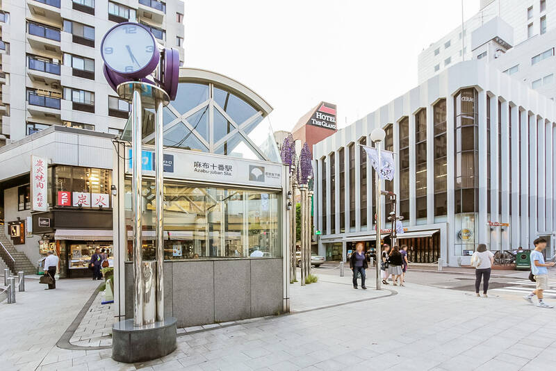 最寄り駅は都営大江戸線・東京メトロ南北線「麻布十番」(徒歩9分)。駅前に広がる「麻布十番商店街」には、新旧さまざまなお店が軒を連ねます。毎年開催される「麻布十番納涼まつり」も、この街の楽しみのひとつです。