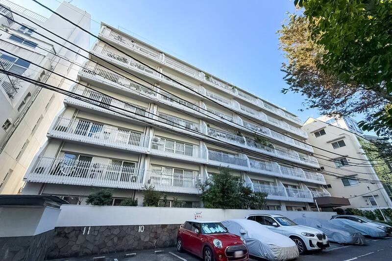 1972年竣工、総戸数40戸のマンションです。2015年に大規模修繕工事が実施されており、現在は次回の大規模修繕工事を検討中とのこと。