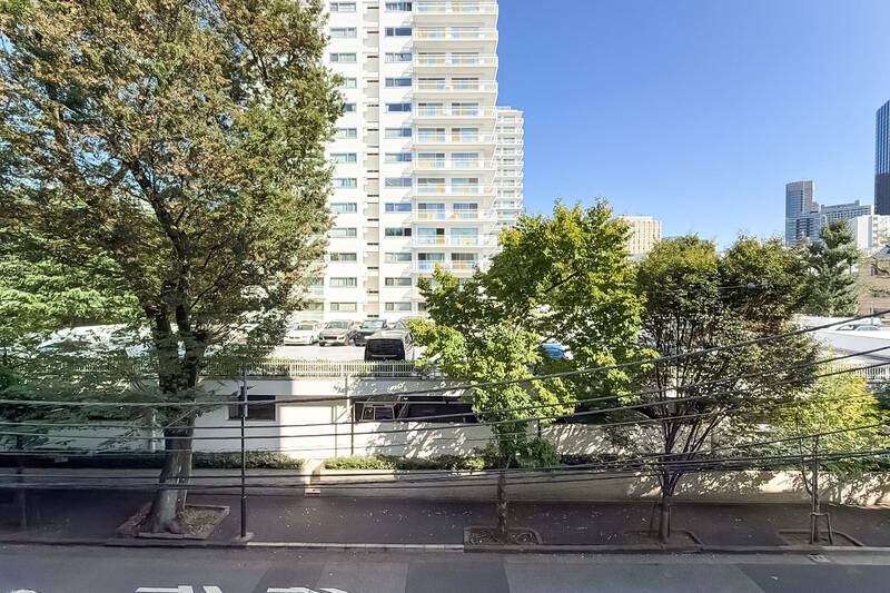 正面には高層マンションが建っていますが、一定の距離が保たれており、方角によっては空まで視線が抜ける景色を楽しめます。