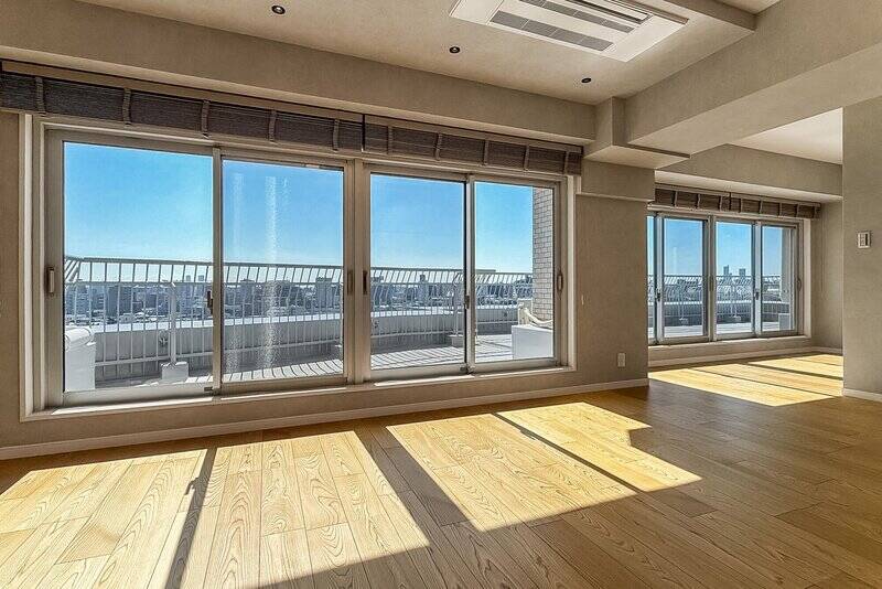 南東側には、ガラス8枚分の窓が設けられており、自然光がたっぷり差し込みます。その窓の先に広がっているのは……
