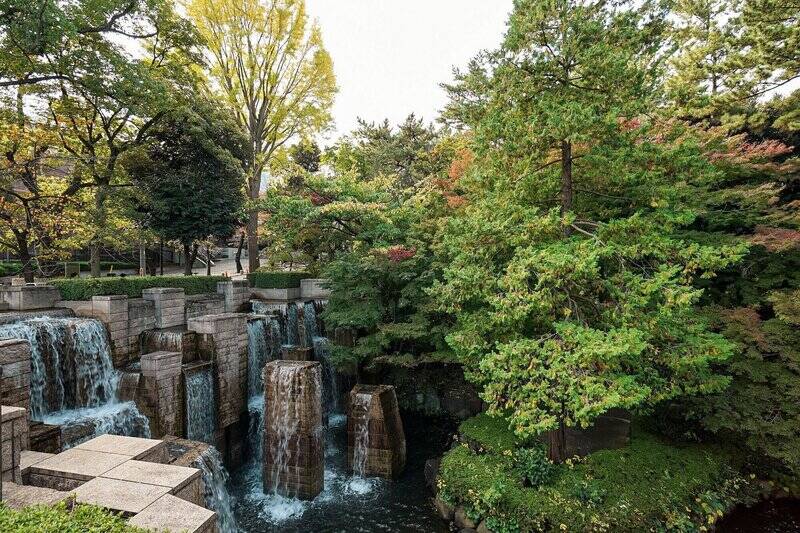 四季折々の自然が美しい「御殿山庭園」。江戸時代の桜の名所である「御殿山」の、昔ながらの面影を今に伝える日本庭園です。（徒歩5分）