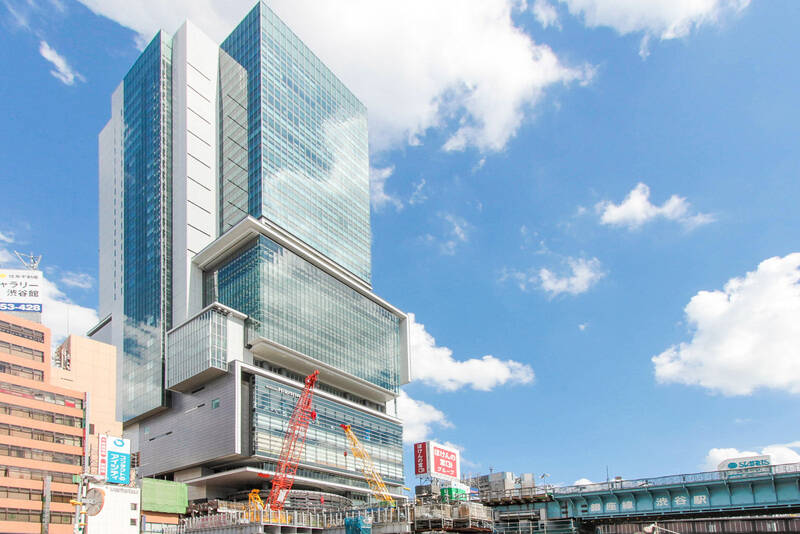 さらに、4社9路線が乗り入れるビッグターミナル<b>「渋谷」駅</b>も<b>徒歩11分</b>。長年にわたる再開発で、街は今も進化を続けています。
