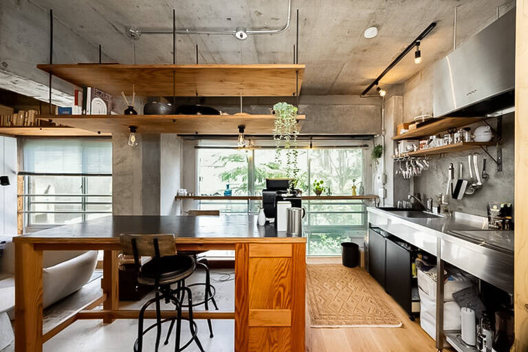 北東向きの壁には窓が並び、開放的な雰囲気。窓の向こうには、隣の建物のグリーンがちらりと見えます。