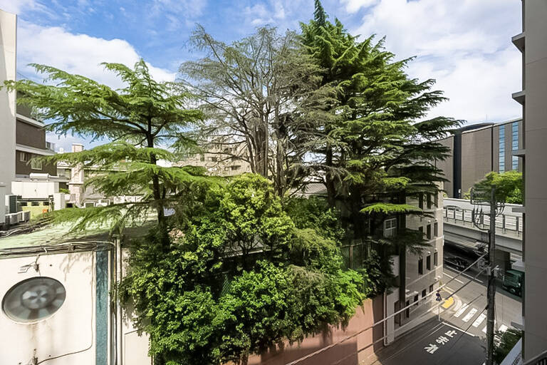 バルコニーはなく、室外機置き場ほどのスペースが設けられています。正面には建物がありますが、視線が抜けているため圧迫感は感じにくい眺めです。