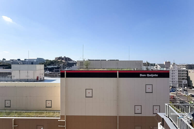 南西向きの眺望。正面に建物はありますが、空は広く開けていますね。これなら自然光がたっぷりと室内へ差し込んできそうです。