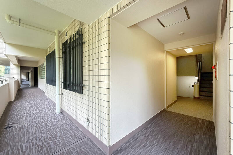 一点ご留意いただきたいのは、エレベーターがスキップフロア方式であること。住戸のある5階へは、エレベーターを降りてから階段で1フロア分移動する必要があります。それでは、右奥に進んで玄関へと向かいましょう〜！