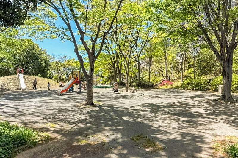 マンションを出てすぐ目の前に「荏田宿公園」があります。お子さまの『ちょっと遊びたい！』にもすぐ応えられる距離感。親も子もハッピーですね♪（徒歩1分）