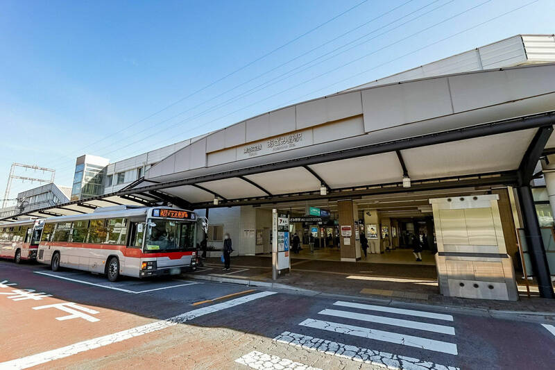 東急田園都市線の急行停車駅である「あざみ野」。川が流れる穏やかな街並みが広がる一方、都心へのアクセスも良好です。<p>◼︎ 「二子玉川」駅まで乗車約14分</p><p>◼︎ 「渋谷」駅まで乗車約29分</p><p>◼︎ 「横浜」駅まで乗車約28分</p>