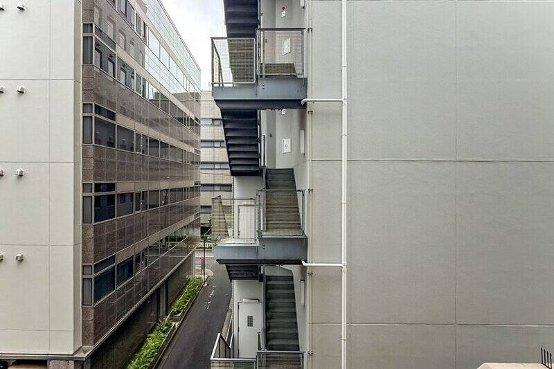 周囲には高さのある建物が建ち並び、眺望の抜けはほとんどありません。一方、最も近い建物は壁面に窓がないので、視線が合う心配は少なそうです。