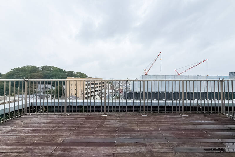 最上階・7階からの眺望。右手正面では建設工事が行われています。建物との距離はある程度確保されていますが、完成後の見え方は変わる可能性があります。