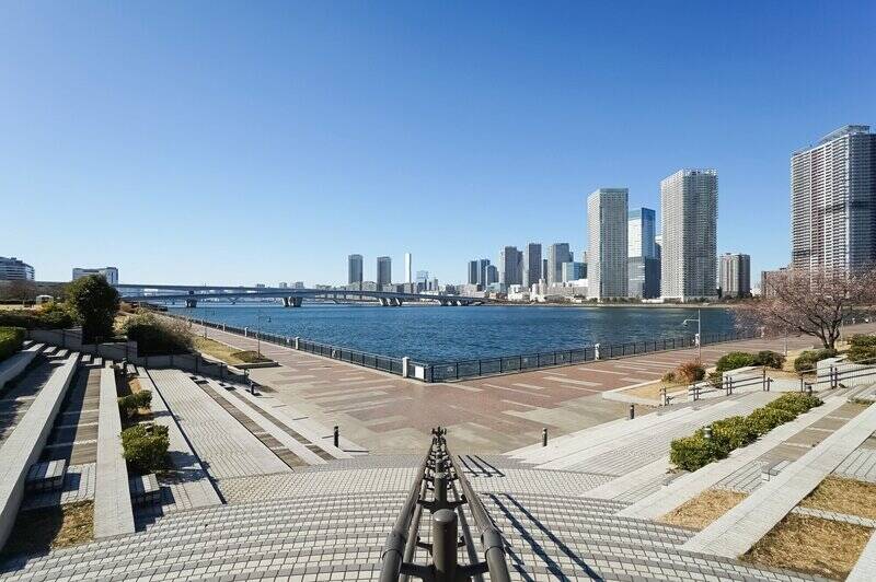 運河に囲まれた、湾岸エリアを代表する街のひとつ「豊洲」。美しく整備された街並みに、運河がもたらす開放感が広がります。<div><p><br></p><p>◼︎ 「豊洲公園」（徒歩6分）</p></div>