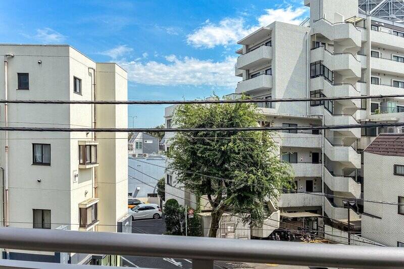 正面には建物がありますが、道路を挟んで少し距離があるため、視線はそこまで気にならなさそう。ただ車道との距離は近いため、音の感じ方は現地でご確認ください。