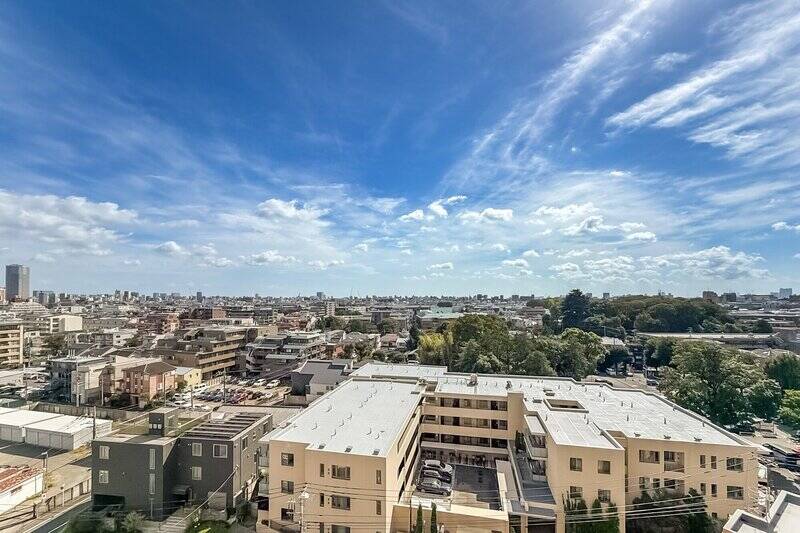 所在階が9階なこともあり、周辺の街並みを一望できます。住宅が密集するエリアでこの爽快な眺望を手に入れられるのは、なんだか特別感がありますね♪