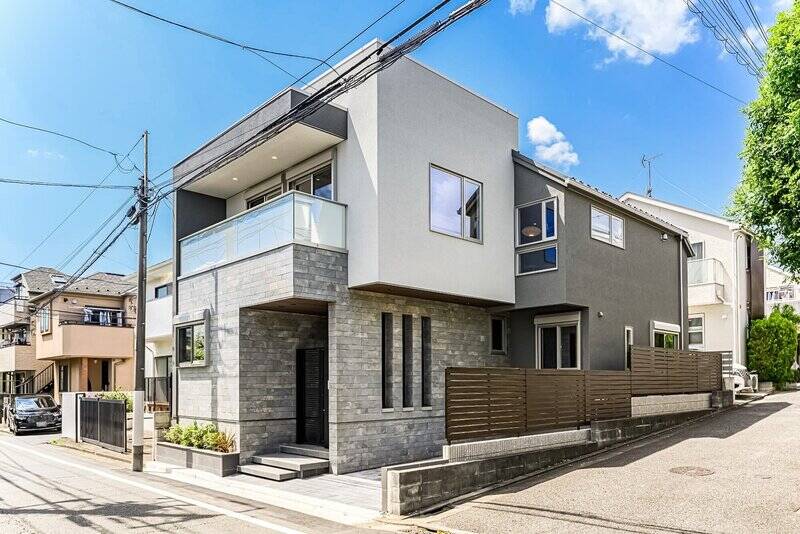 東急世田谷線「上町」駅から徒歩12分、東急田園都市線「桜新町」駅から徒歩13分。閑静な住宅街の一角に佇む、新築の戸建て住宅です。門扉や外構フェンスの設置など、プライバシーに配慮されたつくりになっています。<p><br></p><p>■ 竣工:2026年 ■ 規模:地上2階</p><p>■ 土地面積:約119㎡(約36坪)</p><p>■ 建物面積:約149㎡(約45坪)</p>