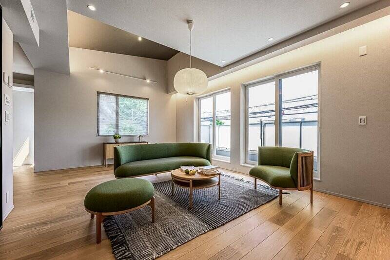 LDKはクランクした形でつくられています。写真は、ゆったりくつろげるリビングにあたる空間。勾配天井によって、縦方向にも広がりを感じられます。開口部は南東・北東向きで、南東側の窓の先はルーフバルコニーに繋がっています。<p><br></p><p>■ 設備:床暖房</p>