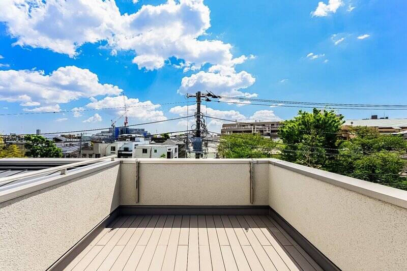 屋上には、約12㎡のルーフバルコニーが備わっています。視界を遮るような高い建物はなく、緑と空を享受できる屋外空間です。