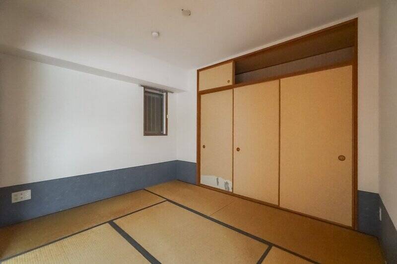 お隣の和室におじゃまします……こちらは約6帖の心安らぐ空間です。北側に小さな窓がありますが、日当たりは期待できないので換気用と割り切っておくのがよさそう。